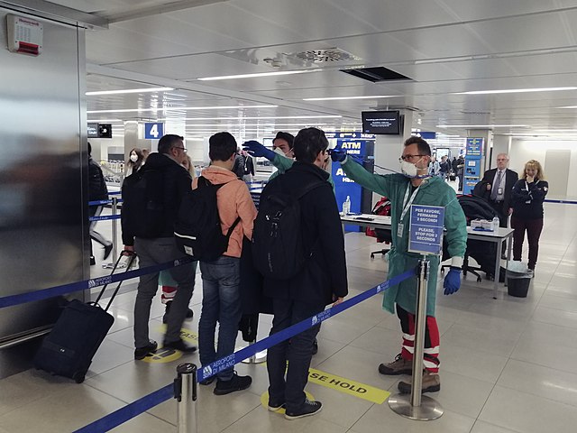 Fonte e licenza: [Wikimedia Commons](https://commons.wikimedia.org/wiki/File:Emergenza_coronavirus_%2849501382461%29.jpg) (Protezione Civile)